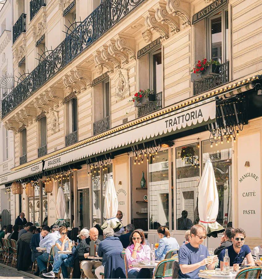 Façade du restaurant Tivoli avec terrasse animée et passants