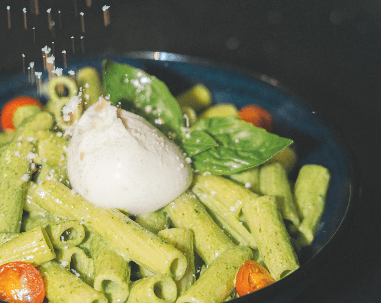 Assiette de pâtes italiennes fraîches avec burrata servie chez Tivoli