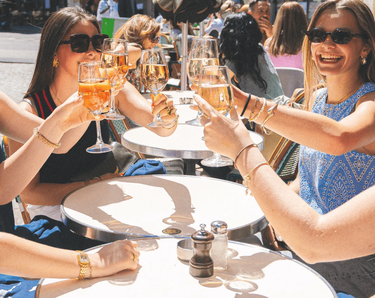 Clients trinquant avec des verres en terrasse au restaurant Tivoli