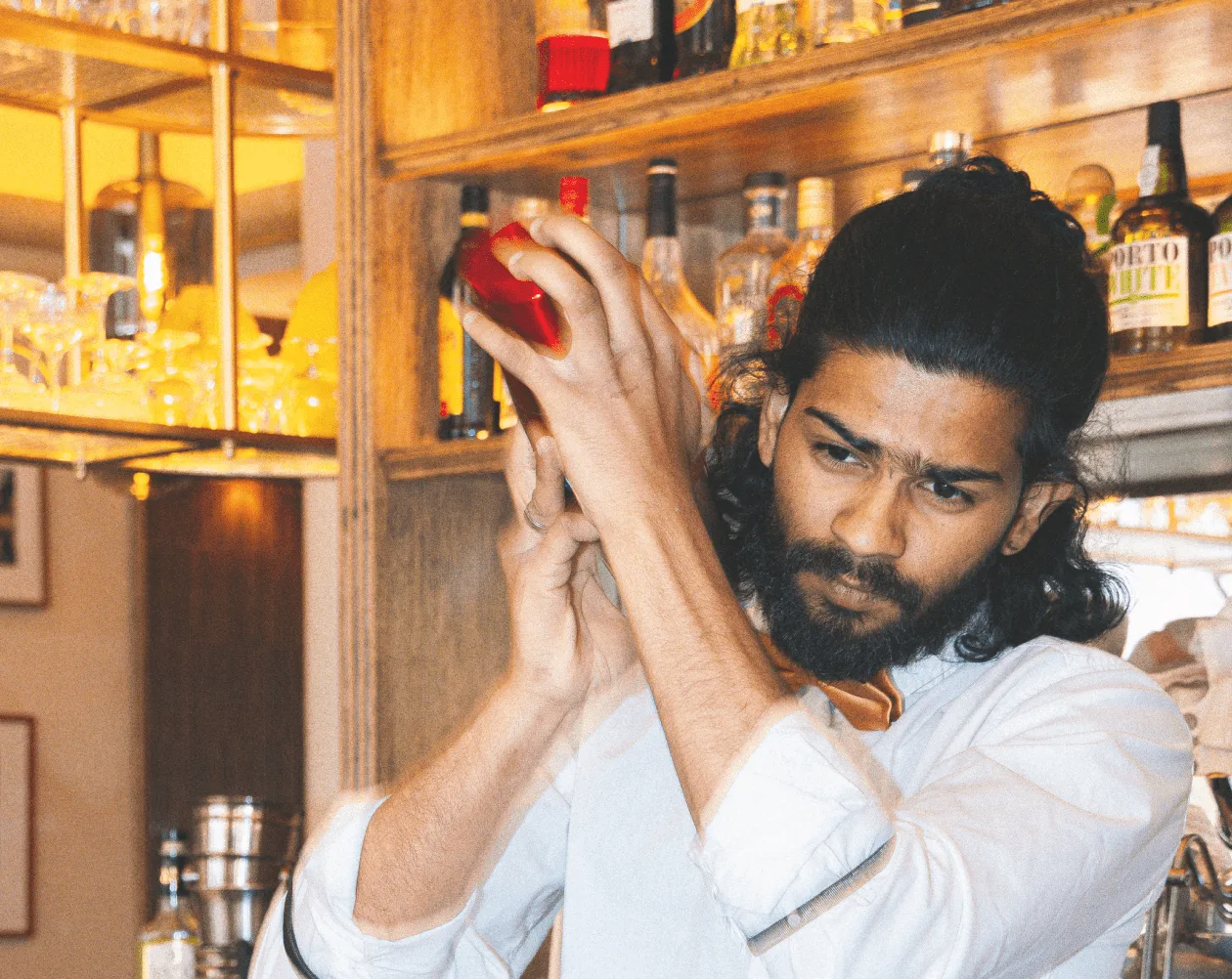 Barman préparant un cocktail au restaurant Tivoli