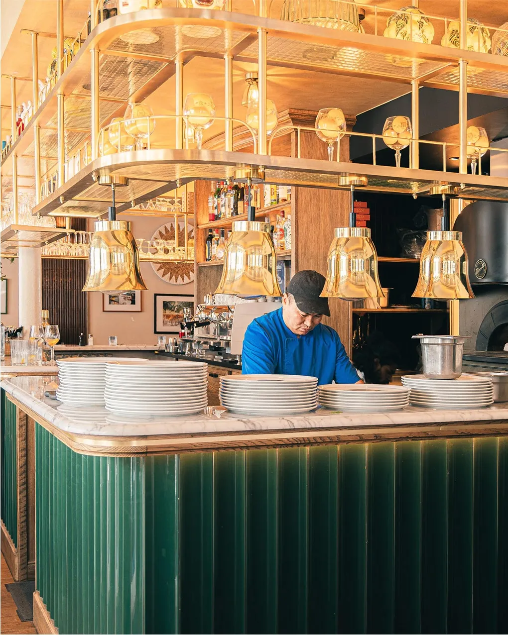 Intérieur du restaurant Tivoli avec bar en bois et ambiance conviviale