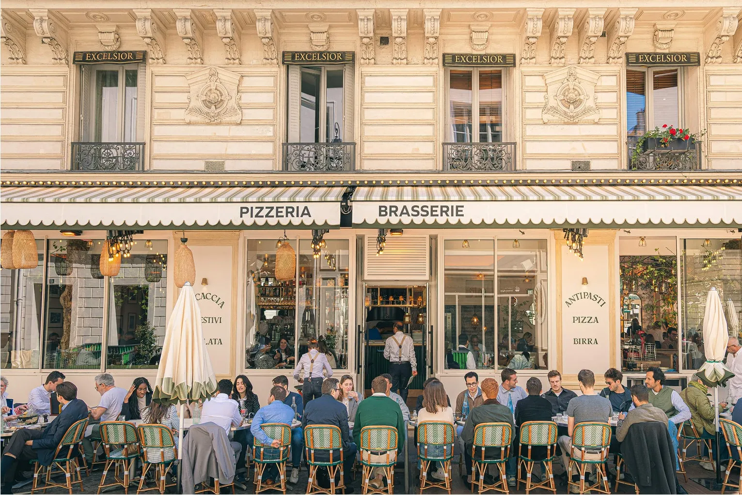"Terrasse animée du restaurant Tivoli devant un bâtiment haussmannien"