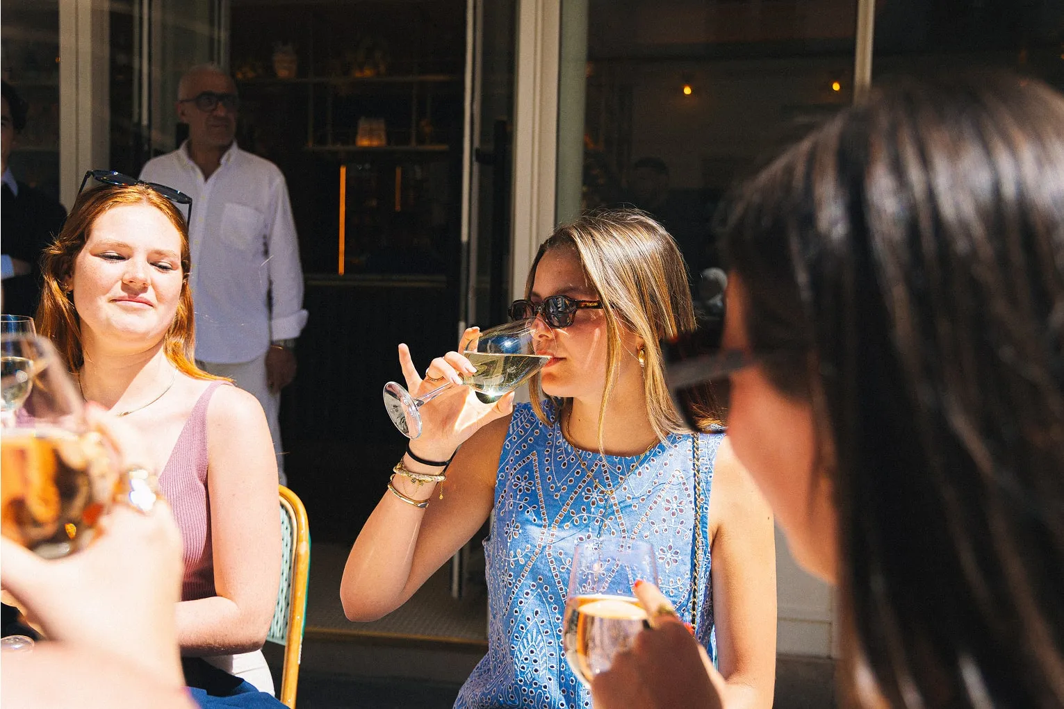 Clientes trinquant en terrasse au restaurant Tivoli à Paris