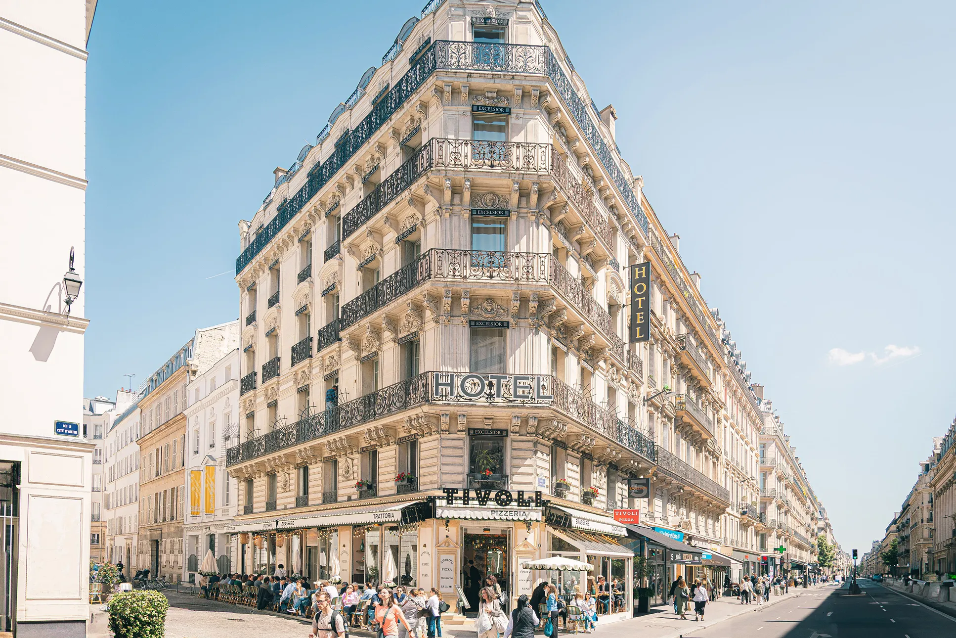 Façade haussmannienne du restaurant Tivoli à Paris avec passants